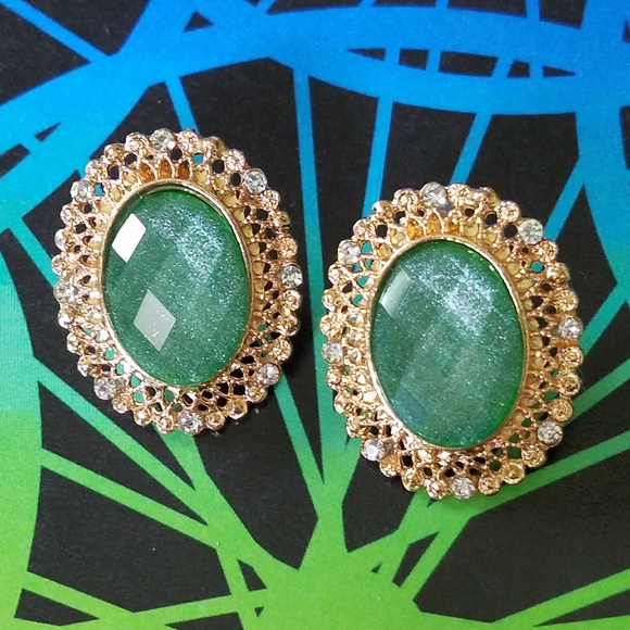 Jewelry - Green oval earrings